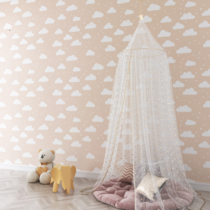 Papier peint chambre enfant à motifs | Doux nuages blancs sur fond beige