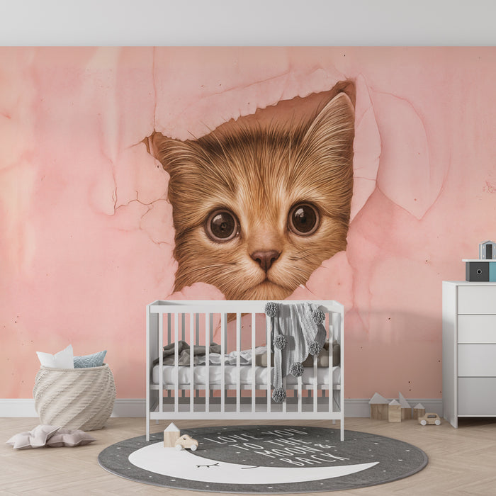 Babykamer behang kitten | Zachte roze en nieuwsgierige blik