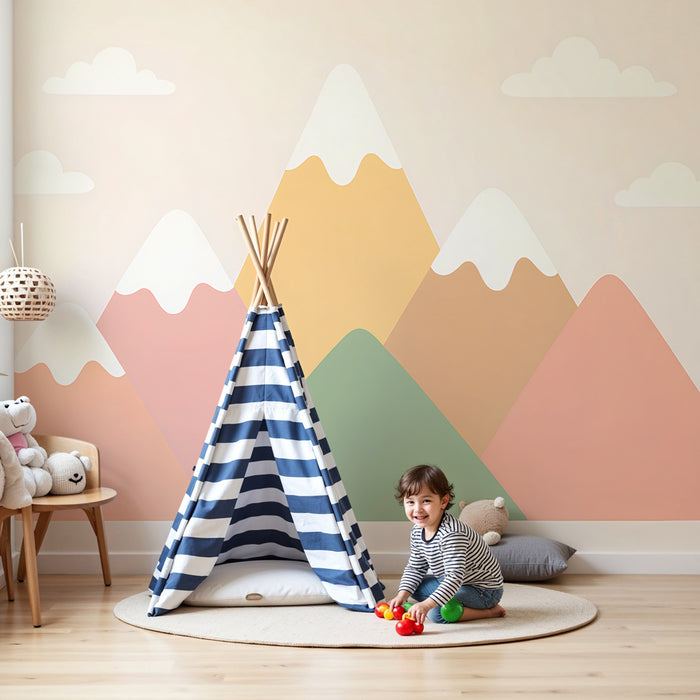 Papel pintado infantil | Montañas pastel en fondo rosa claro y nubes suaves
