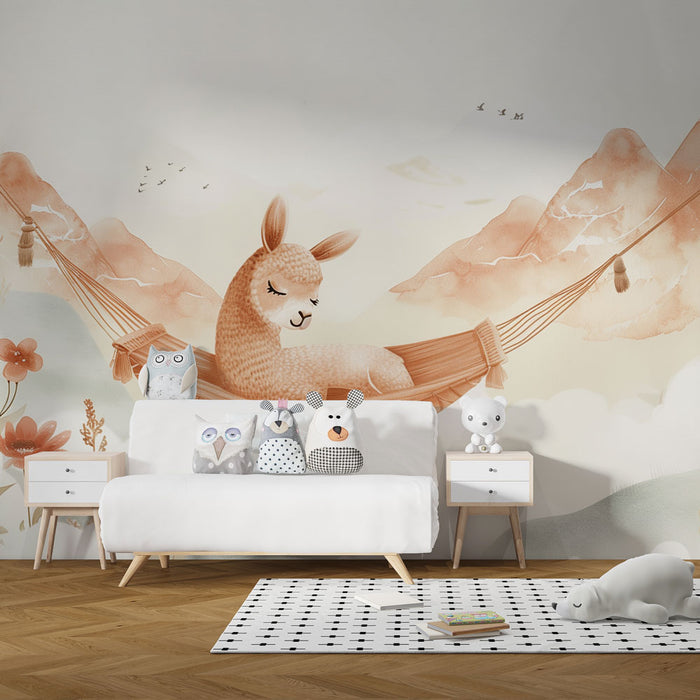 Papel de parede quarto bebê – Alpaca ονειροπόλος σε αιώρα ανάμεσα σε παστέλ βουνά