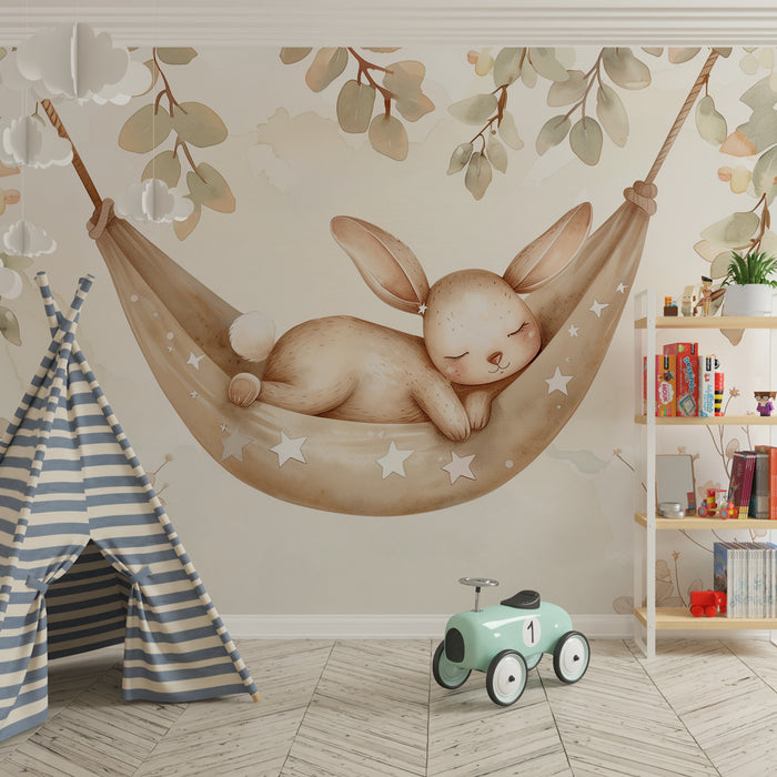 Papier peint chambre bébé | Petit lapin rêveur dans son hamac étoilé sous les feuillages tendres