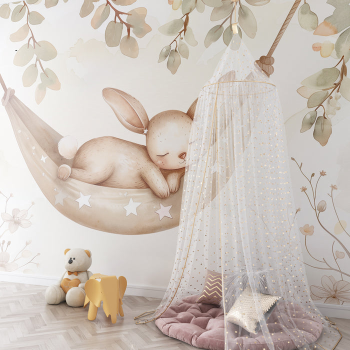 Papier peint chambre bébé | Petit lapin rêveur dans son hamac étoilé sous les feuillages tendres