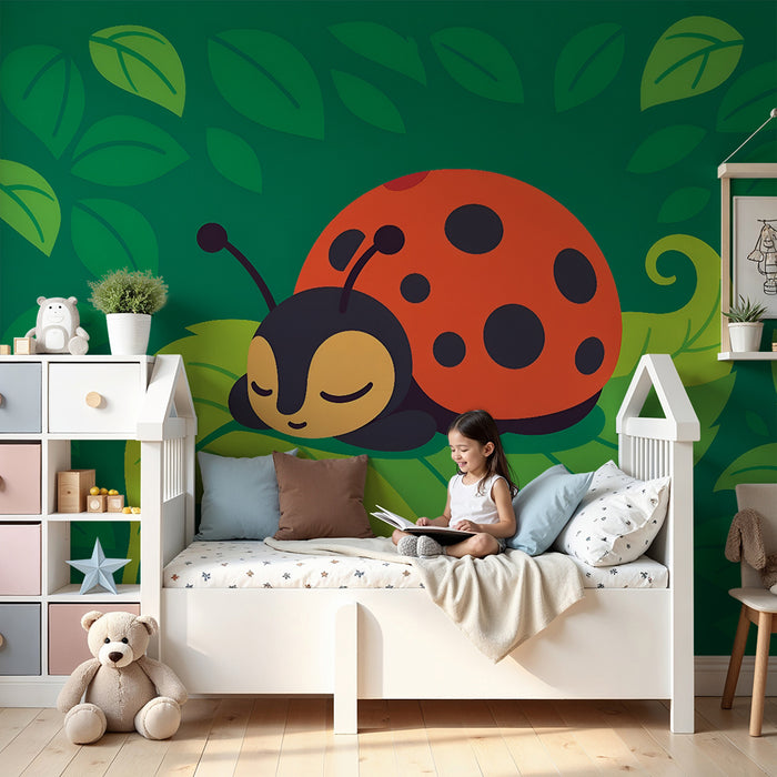 Barntapet | Drömmande nyckelpiga på grönt löv