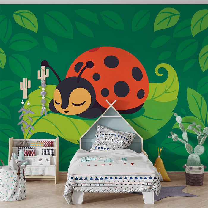 Barntapet | Drömmande nyckelpiga på grönt löv