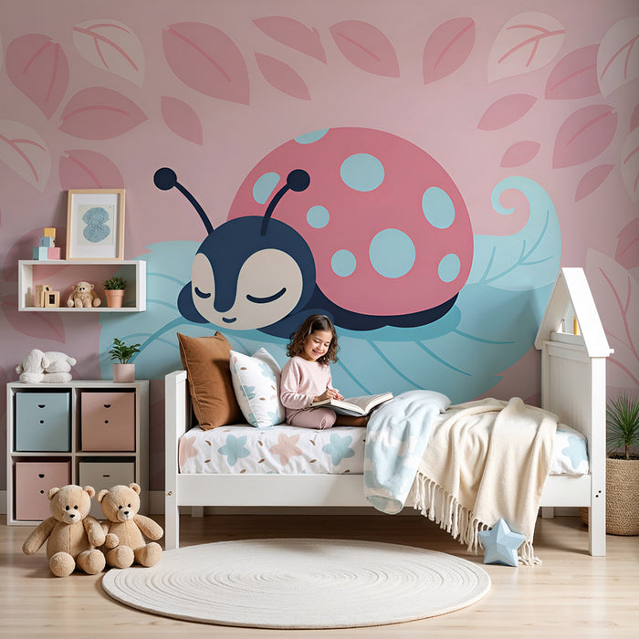 Papier peint chambre bébé | Coccinelle endormie sur feuille pastel
