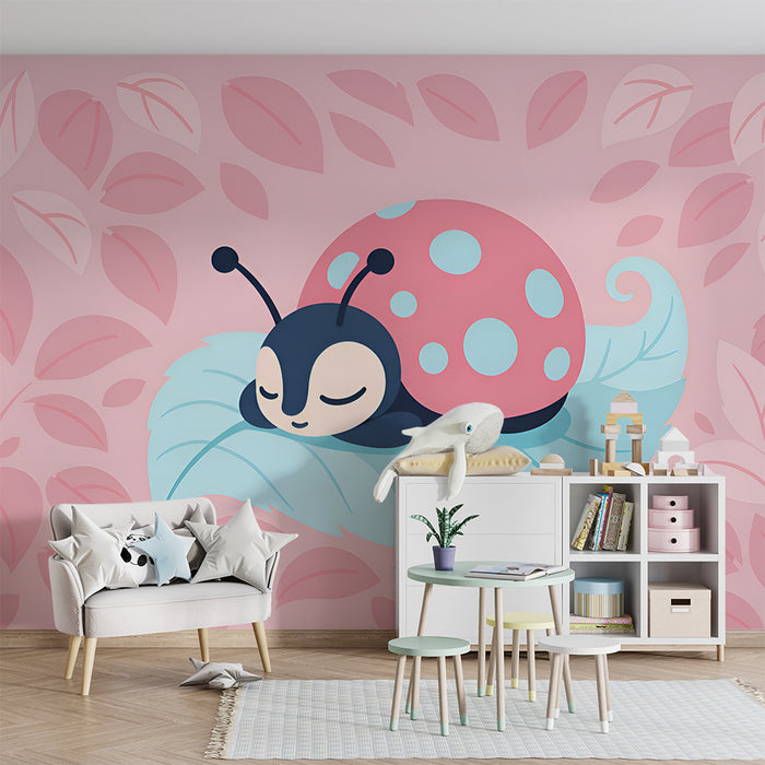Papier peint chambre bébé | Coccinelle endormie sur feuille pastel