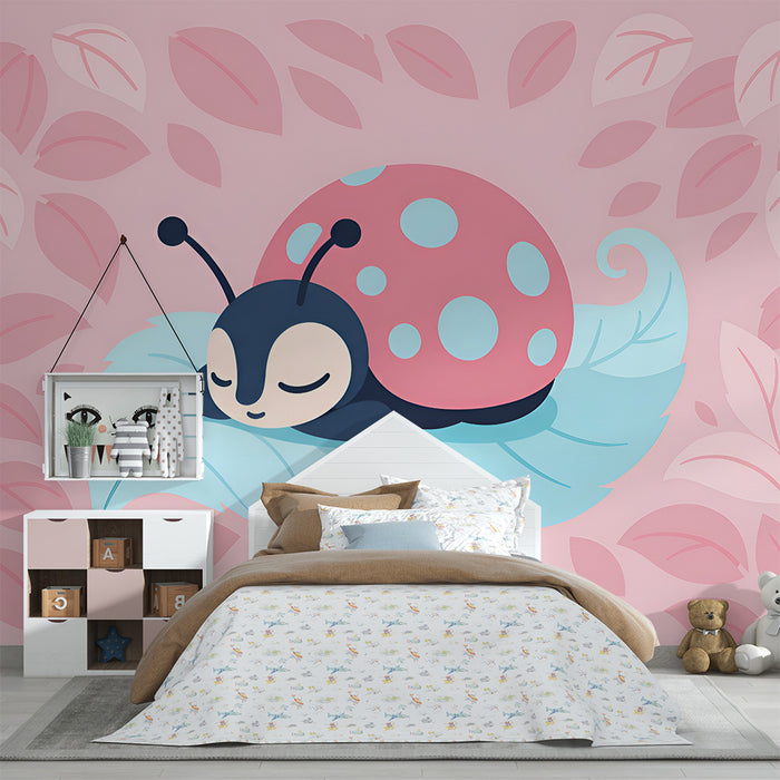 Papier peint chambre bébé | Coccinelle endormie sur feuille pastel