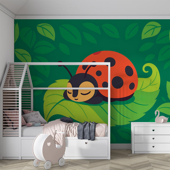 Barntapet | Drömmande nyckelpiga på grönt löv