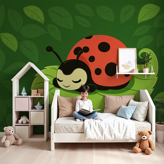 Barntapet | Nyckelpiga på grönt löv