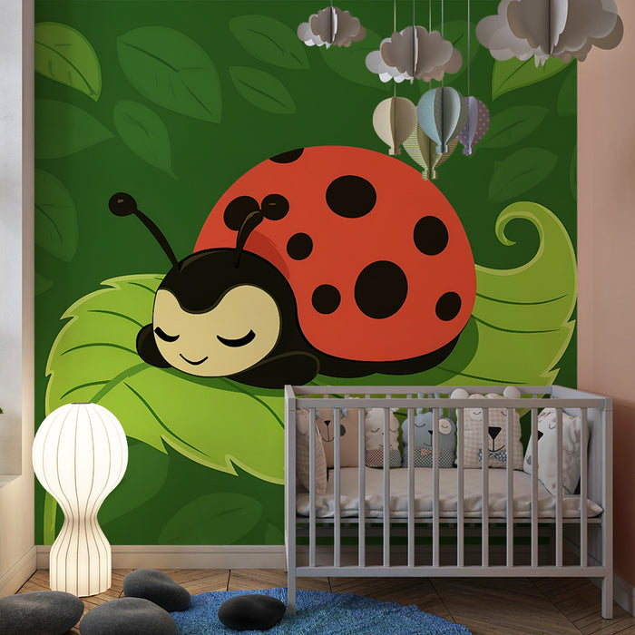 Barntapet | Nyckelpiga på grönt löv
