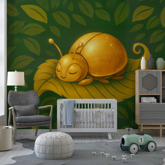 Papier peint chambre bébé | Coccinelle dorée et feuillage vert