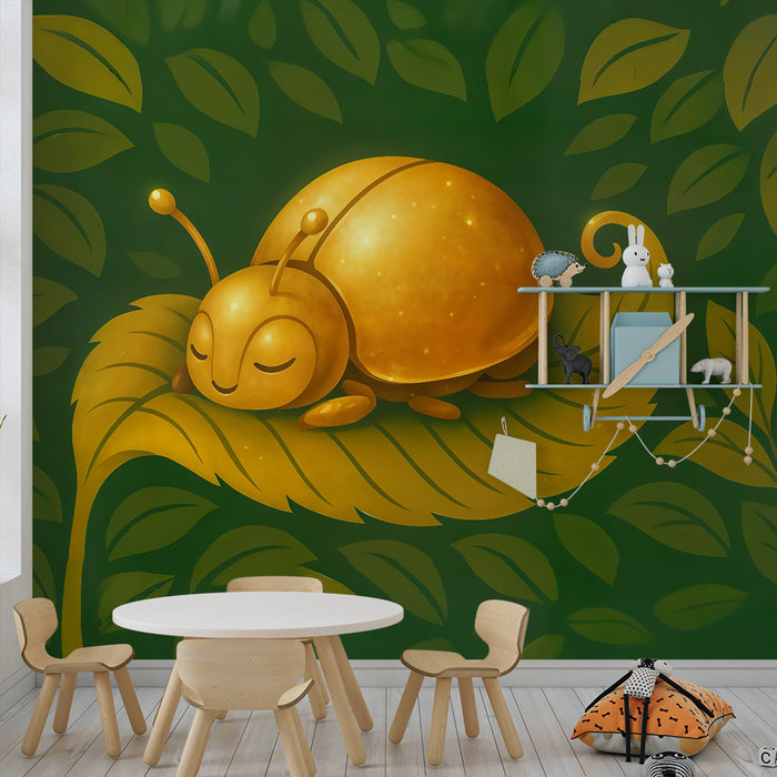 Papier peint chambre bébé | Coccinelle dorée et feuillage vert