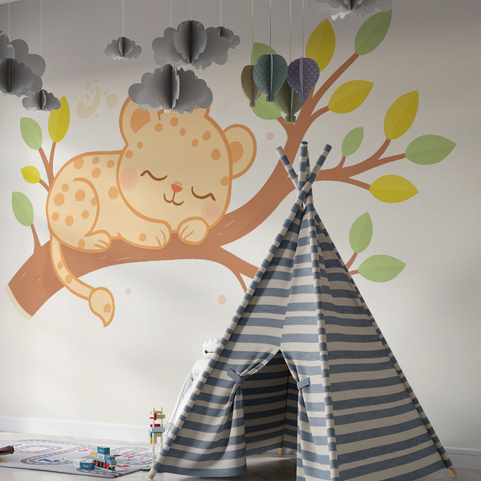 Barntapet | Liten sovande leopard på en lövad gren