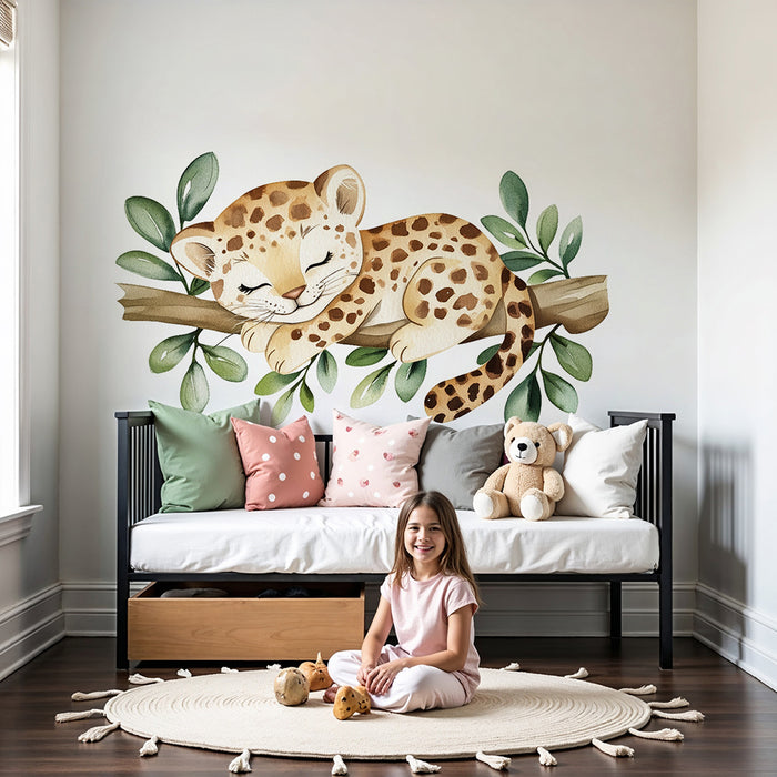 Lastenhuoneen tapetti | Pieni uninen leopardi lepää lehtien päällä