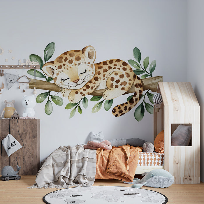 Lastenhuoneen tapetti | Pieni uninen leopardi lepää lehtien päällä