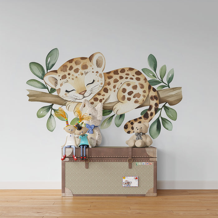 Lastenhuoneen tapetti | Pieni uninen leopardi lepää lehtien päällä
