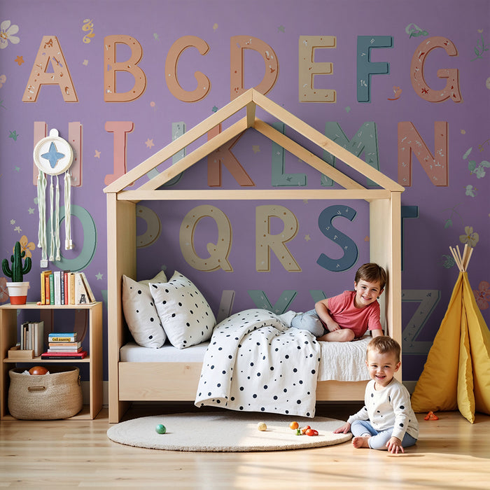 Barntapet | Pastellilaatuiset violetit kirjaimet ja herkät kukat