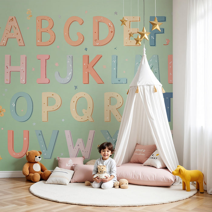 Lastenhuoneen tapetti | Värikkäitä aakkosia ja herkkiä kukkia