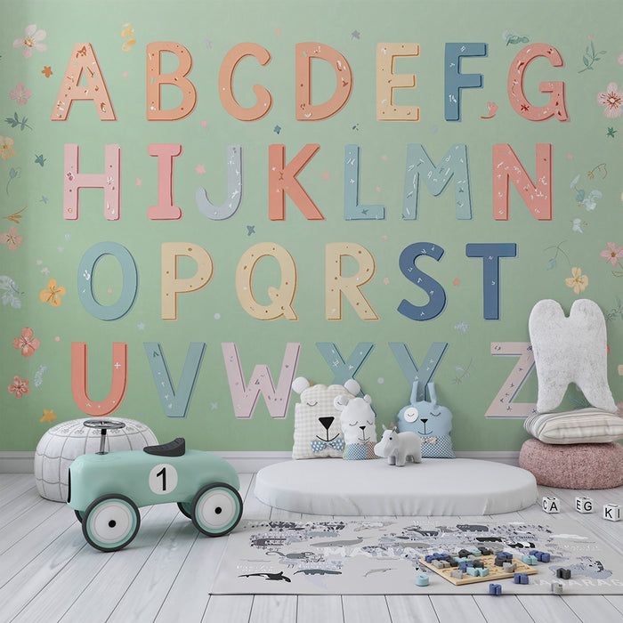 Lastenhuoneen tapetti | Värikkäitä aakkosia ja herkkiä kukkia