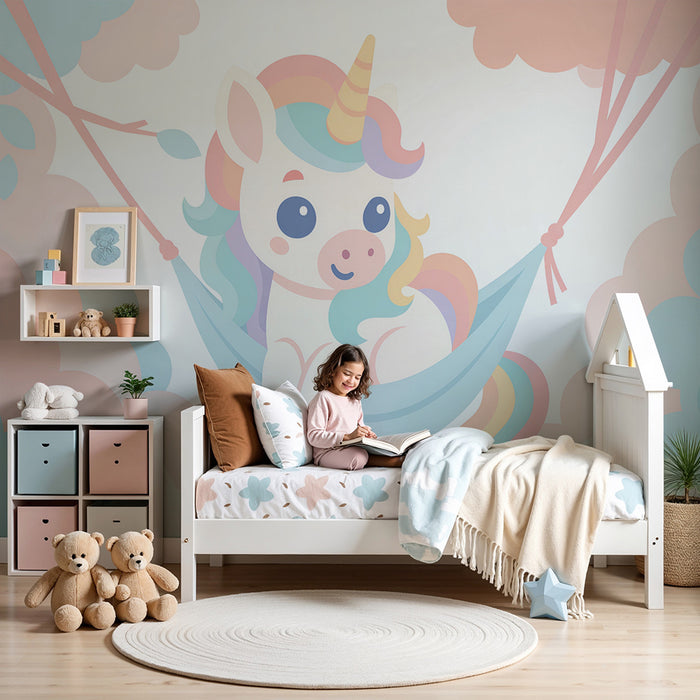 Papier peint chambre bébé | Licorne rêveuse dans des nuages pastel