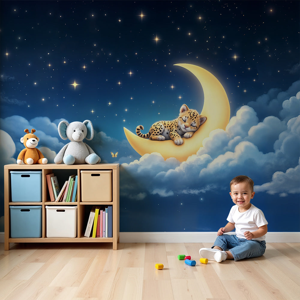 Behang met sterrenhemel | Kleine luipaard op een halve maan — Kids Wall, image size:1000x1000