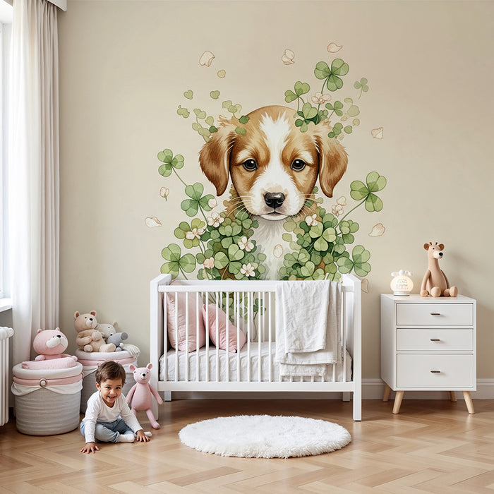 Papier peint chambre bébé | Adorable chiot entouré de trèfles et de fleurs
