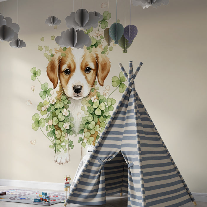 Papier peint chambre bébé | Adorable chiot entouré de trèfles et de fleurs
