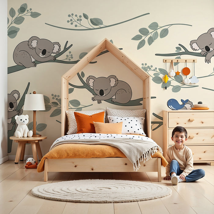 Babyzimmer-Tapete | Niedliche schlafende Koalas auf Ästen mit zartem Blattwerk