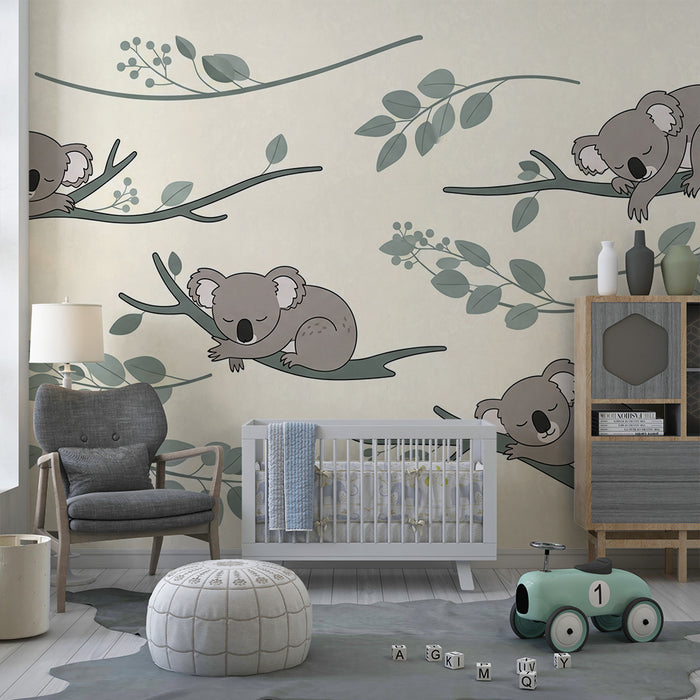 Babyzimmer-Tapete | Niedliche schlafende Koalas auf Ästen mit zartem Blattwerk