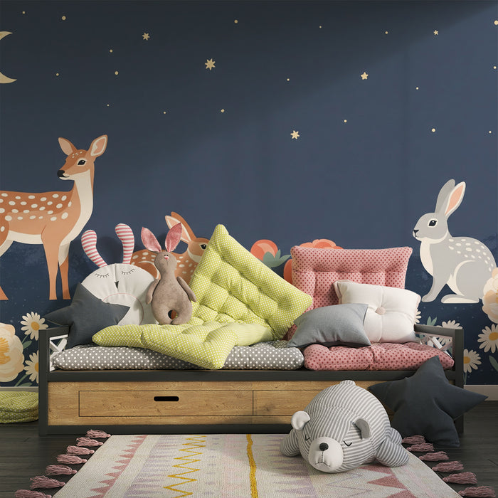 Barntapet | Skogsdjur under en stjärnbeströdd himmel med ömtåliga blommor