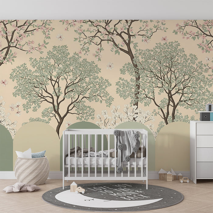 Tapete fürs Babyzimmer | Blühende Bäume und sanftes Blattwerk auf pastellfarbenem Hintergrund