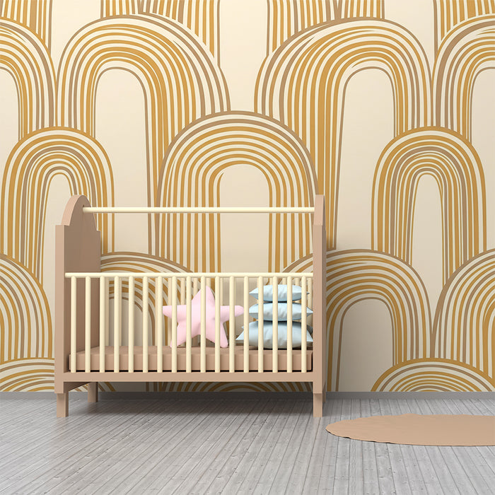 Papel de parede para quarto de bebé | Arcos coloridos em tons dourados sobre fundo creme