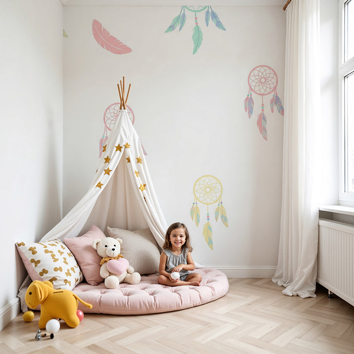 Børneværelse tapet | Pastelfarvede drømmefangere og delikate fjer på hvid baggrund