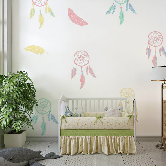 Børneværelse tapet | Pastelfarvede drømmefangere og delikate fjer på hvid baggrund