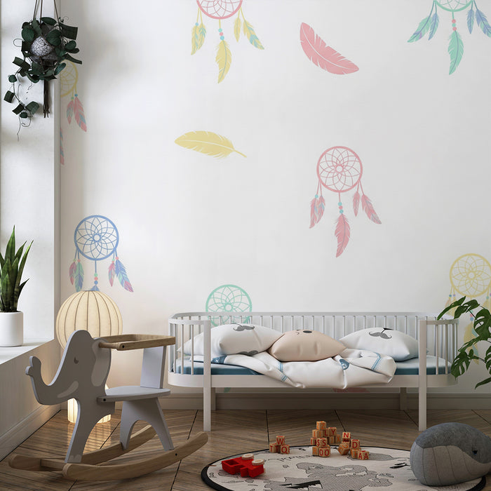 Børneværelse tapet | Pastelfarvede drømmefangere og delikate fjer på hvid baggrund