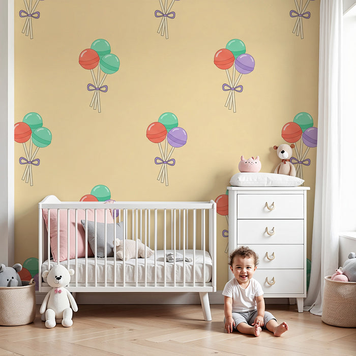 Babyzimmer Tapete | Bunte Luftballons auf sanftgelbem Grund