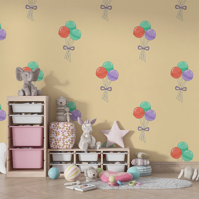 Babyzimmer Tapete | Bunte Luftballons auf sanftgelbem Grund