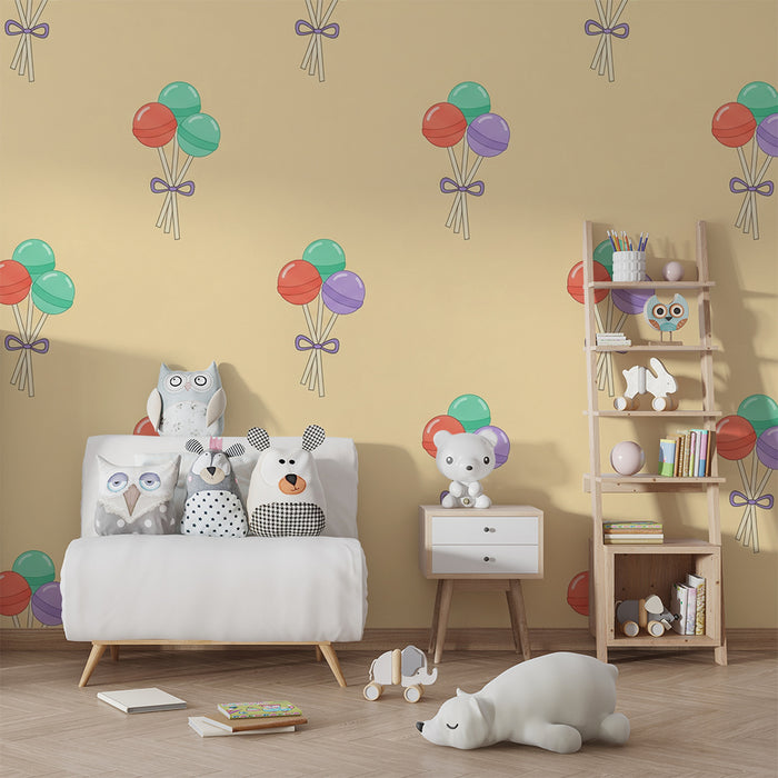 Babyzimmer Tapete | Bunte Luftballons auf sanftgelbem Grund