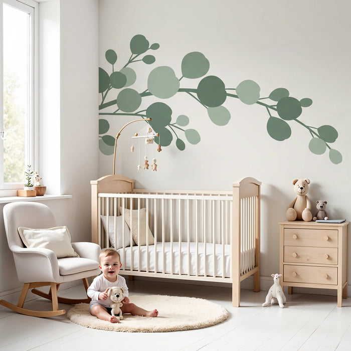 Papier peint chambre bébé | Branche de feuillage délicat dans des tons verts apaisants