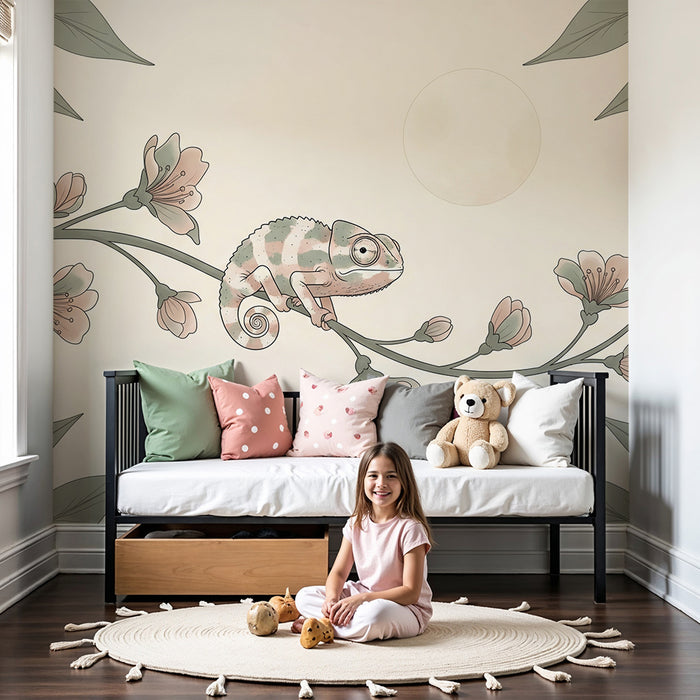 Behang babykamer | Speelse kameleon op een bloementak