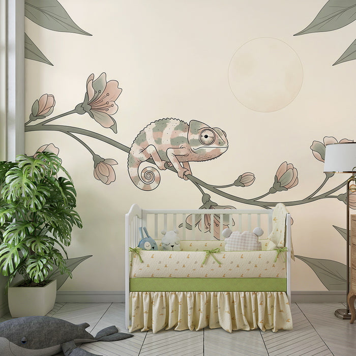 Behang babykamer | Speelse kameleon op een bloementak