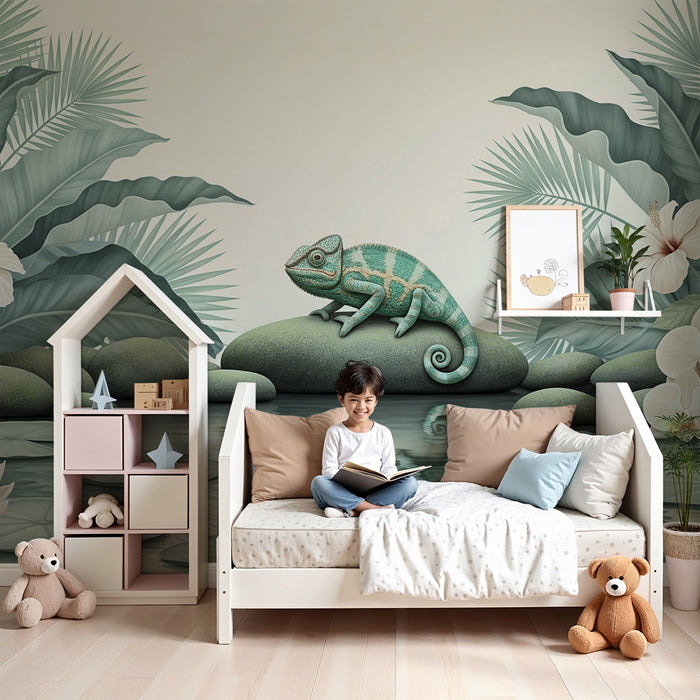 Papier peint chambre bébé | Caméléon sur un rocher entouré de fleurs et de feuillage tropical