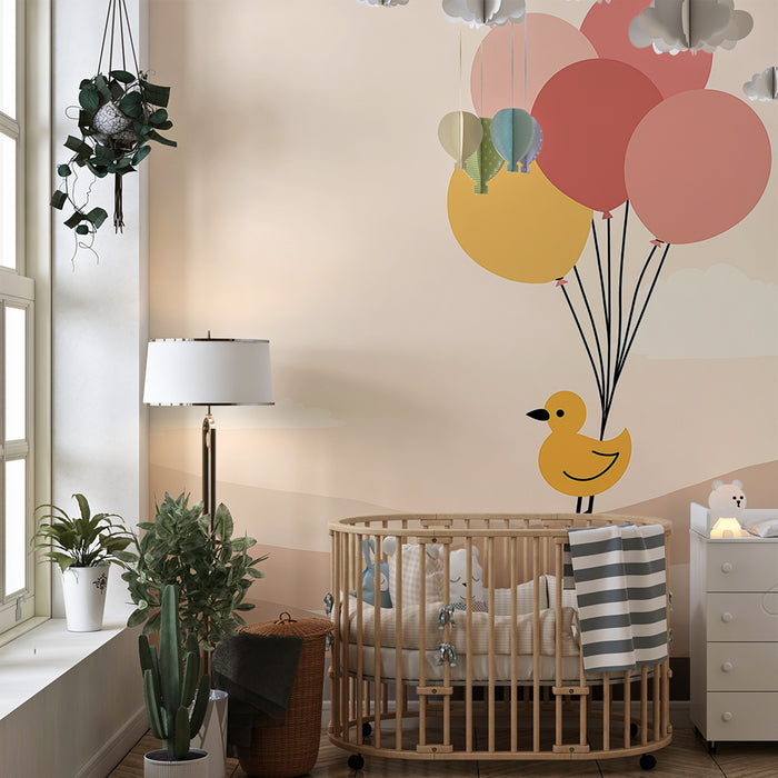 Lastenhuoneen tapetti | Iloinen ankka värikkäiden ilmapallojen kanssa lempeässä maisemassa