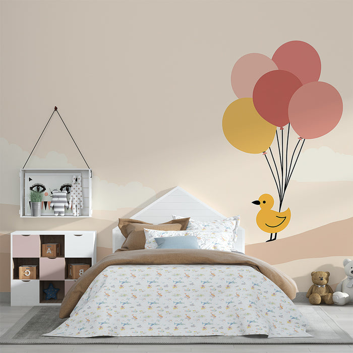 Lastenhuoneen tapetti | Iloinen ankka värikkäiden ilmapallojen kanssa lempeässä maisemassa