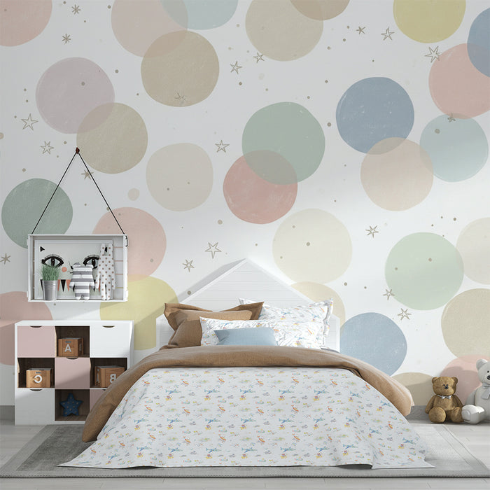 Lastenhuoneen tapetti | Värikkäät ympyrät ja tähdet pehmeällä taustalla