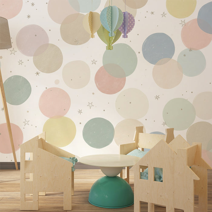Lastenhuoneen tapetti | Värikkäät ympyrät ja tähdet pehmeällä taustalla