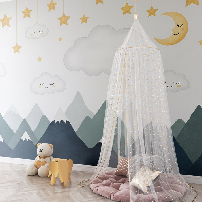 Papel de parede para quarto de bebé | Céu estrelado com nuvens e montanhas suaves