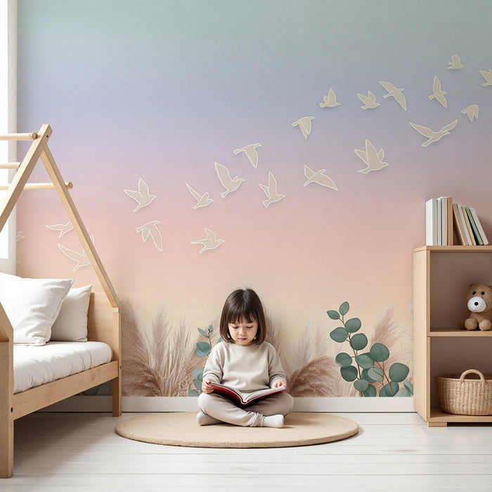 Babykamer behang | Pastelblauwe lucht en vogels vliegen boven zachte vegetatie