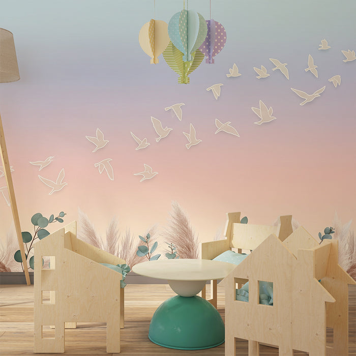 Babykamer behang | Pastelblauwe lucht en vogels vliegen boven zachte vegetatie