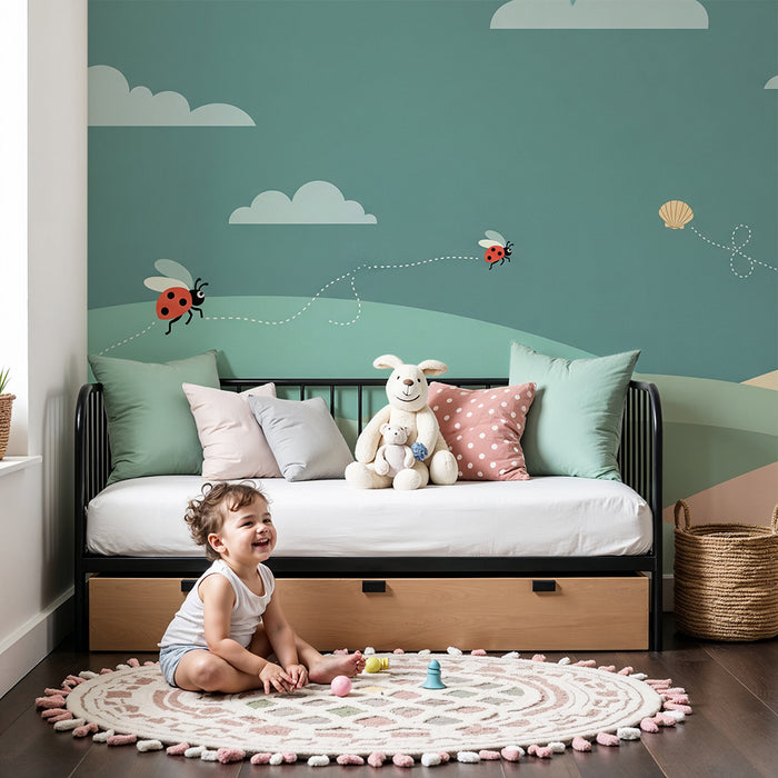 Papel de parede para quarto de bebé | Joaninhas e colinas pastel num céu sereno